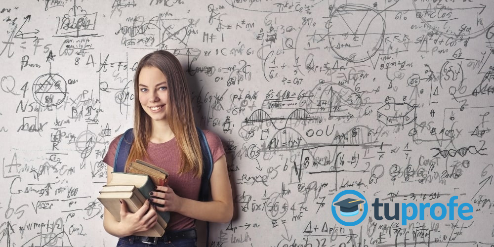 Chica con libros sobre un pizarron clases particulares de matematicas