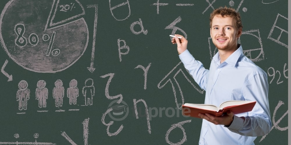 Profesor frente al pizarrón dictando clases particulares de matematicas